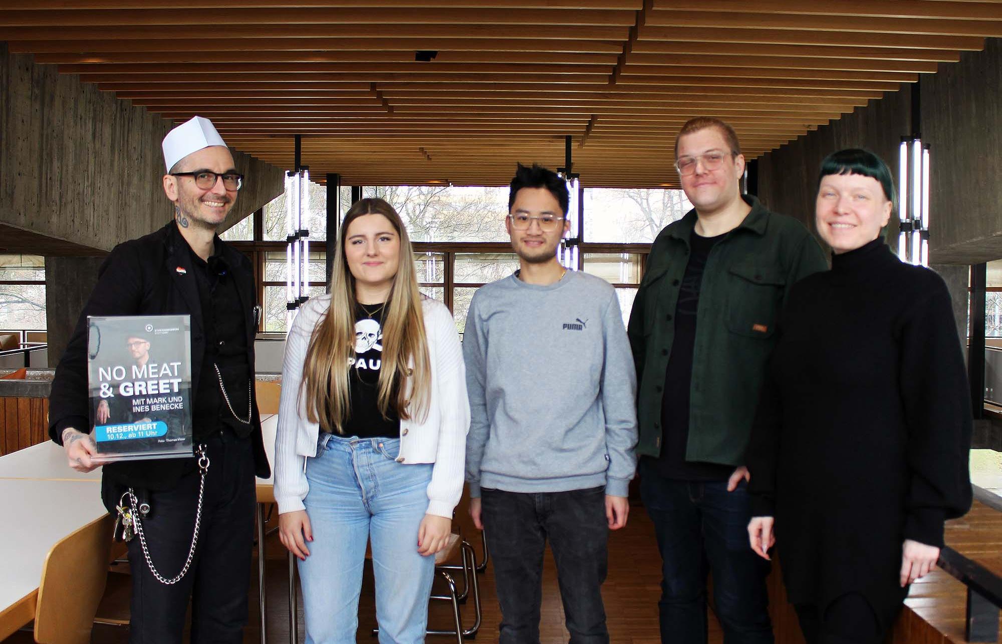 Group photo of Mark Benecke, den Gewinnerinnen Leonie, Alexander und Ho-Wing sowie mit Ines Benecke